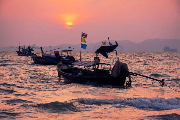 Barcos Cola Larga Mar Ondulado Durante Atardecer Khlong Muang Beach — Foto de Stock