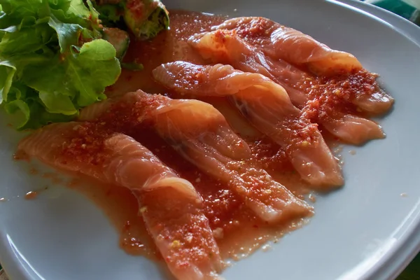 Salmon Mentah Strip Dalam Saus Pedas Thailand Dengan Salad Disajikan — Stok Foto