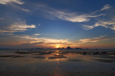 Tubkaak Beach'ten gün batımı manzarası, Krabi, Tayland.