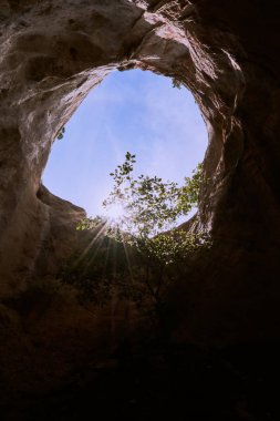Krabi Khao Khanab Nam Dağı'nda doğal bir mağara, Tayland.