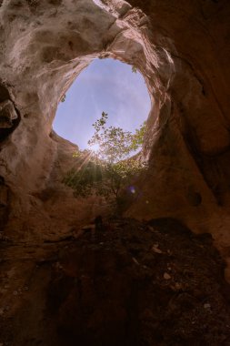 Krabi Khao Khanab Nam Dağı'nda doğal bir mağara, Tayland.