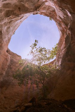 Krabi Khao Khanab Nam Dağı'nda doğal bir mağara, Tayland.
