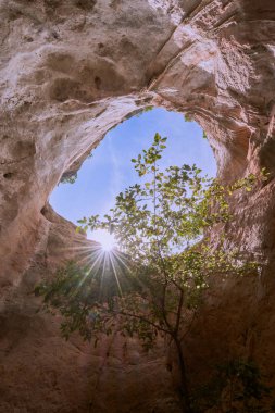 Krabi Khao Khanab Nam Dağı'nda doğal bir mağara, Tayland.