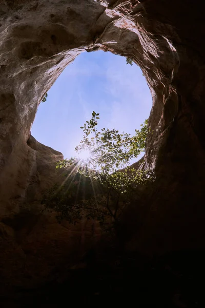 Krabi Khao Khanab Nam Dağı'nda doğal bir mağara, Tayland.