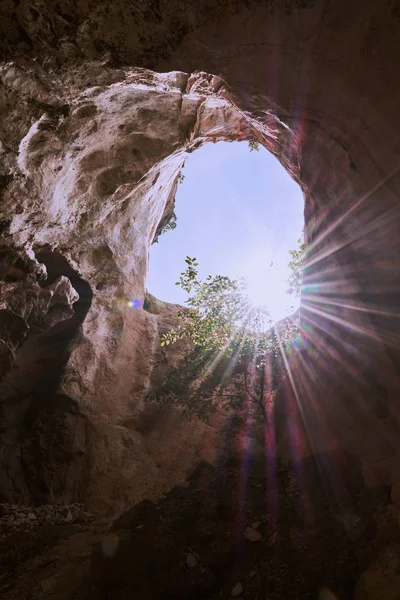 Krabi Khao Khanab Nam Dağı'nda doğal bir mağara, Tayland.