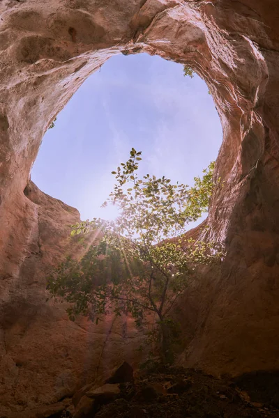 Krabi Khao Khanab Nam Dağı'nda doğal bir mağara, Tayland.