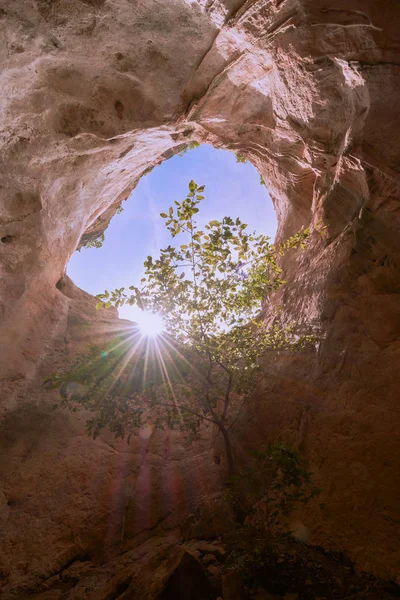 Krabi Khao Khanab Nam Dağı'nda doğal bir mağara, Tayland.