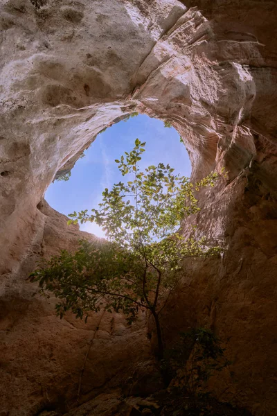 Krabi Khao Khanab Nam Dağı'nda doğal bir mağara, Tayland.