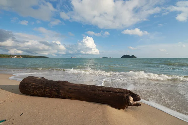 Uma Madeira Encalhada Com Fundo Ilhas Samila Beach Songkhla Tailândia — Fotografia de Stock