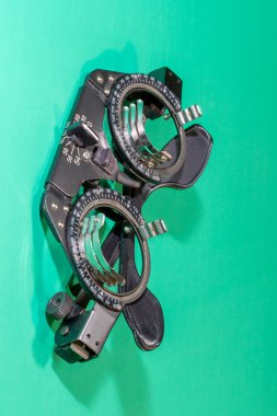 Görmeyi incelemek için optik bir cihaz yeşil bir yüzey