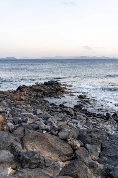 Lanzarote 'nin kayalık kıyı şeridi Atlantik Okyanusu' yla sakin ve bulutsuz bir gökyüzünün altında buluşuyor..