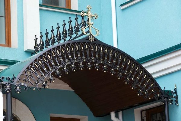 キエフ ウクライナ4月27 2020 Uocのネイティブの教会への入り口で美しく装飾された鋳鉄手すり — ストック写真