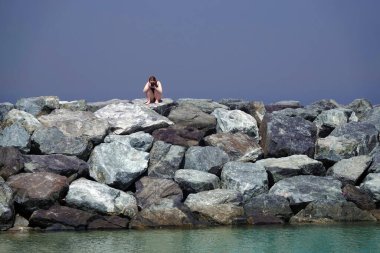 Sharzha, BAE 20 Şubat 2020: Mayolu bir kız taş blokların fotoğraflarını çekiyor.