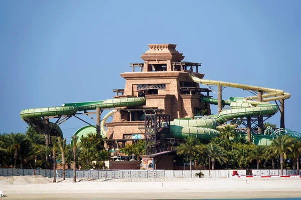 ドバイ アラブ首長国連邦2020年2月20日 ドバイ市内のヤシの木の形で島で最も豪華なホテルが建設されています — ストック写真