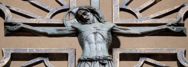 Kiev, Ukrayna 27 Nisan 2020: İsa Mesih 'in çarmıha gerilmesi İsa' nın Doğumu Kilisesi 'nin girişi için bir madalya görevi görmektedir. UOC