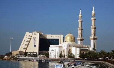 Sharjah, BAE 19 Şubat 2020: Sharjah 'ın merkezinde büyük ve güzel bir cami
