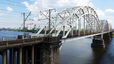 Kiev, Ukrayna 12 Temmuz 2020 Dinyeper Nehri üzerindeki demiryolu köprüsü