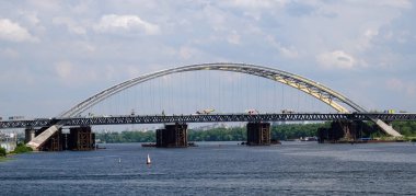 Kiev, Ukrayna 12 Temmuz 2020: Kiev Ukrayna 'nın Trukhanov adasındaki Podolsky köprüsü