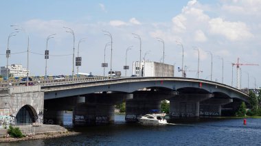 Kiev, Ukrayna 12 Temmuz 2019: Dinyeper Nehri üzerindeki Havansky Köprüsü, Kiev Ukrayna şehri