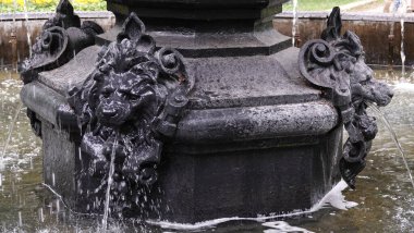 Kiev, Ukrayna 12 Temmuz 2019: Aslan, Neptün, balık yüzlü antik şehir çeşmesi