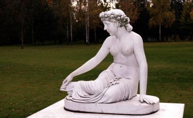 Kiev, Ukrayna 12 Ekim 2019: Mizhhirya 'da sürgün edilen Ukrayna Başkanı Yanukoviç' in mülkünde bir kızın heykeli