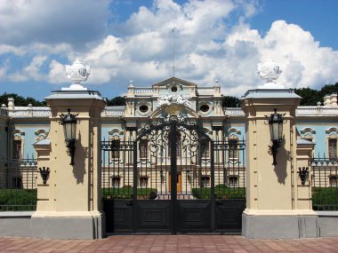 Kiev, Ukrayna 6 Temmuz 2006: Yeniden yapılanmadan önce Kiev Mariinsky Sarayı 'nda Çarlık Anıtı