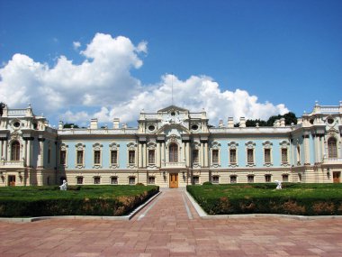 Kiev, Ukrayna 6 Temmuz 2006: Yeniden yapılanmadan önce Kiev Mariinsky Sarayı 'nda Çarlık Anıtı