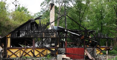 Kiev, Ukrayna 15 Mayıs 2020: Hidropark şehri Kiev 'de çıkan yangından sonra kafe