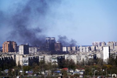 Kiev, Ukrayna 5 Nisan 2020: Kiev şehrinin binalarından birinde tepeden bakıldığında yangın