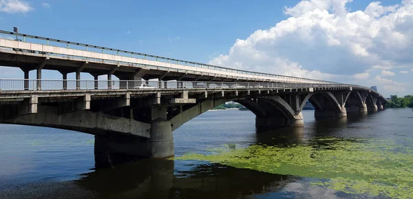 Kiev Ucrânia Julho 2020 Ponte Metropolitana Esculturas Longo Suas Bordas — Fotografia de Stock