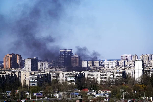 ウクライナのキエフ2020年4月5日 上からキエフの街の景色の建物の一つで火災 — ストック写真