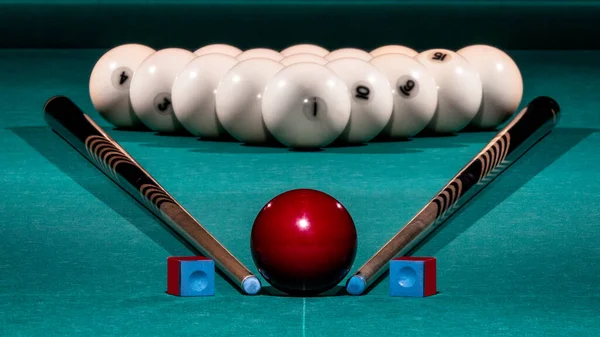 Bilardo masasında top ve ıstaka