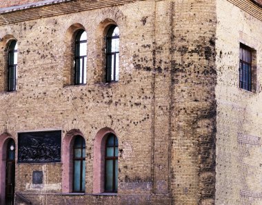 Kiev, Ukrayna 22 Kasım 2019: 1917 devriminin tarihi kent binası, Arsenalnaya metro istasyonu yakınlarındaki Kiev 'deki binanın cephesinde kurşun izleri var.