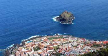 Kanarya Adaları, İspanya 18 Mart 2013: Bir adası ve evleri olan bir kıyı