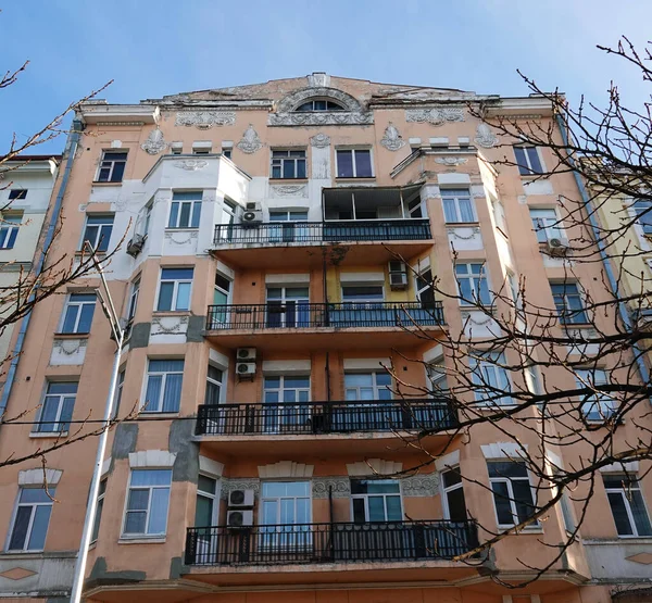 Kiev, Ukrayna 9 Aralık 2019: Kiev 'deki antik şehir binası