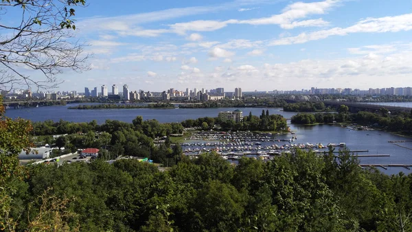 基辅市 该市左岸和右岸 住宅区 第聂伯河的景色 — 图库照片