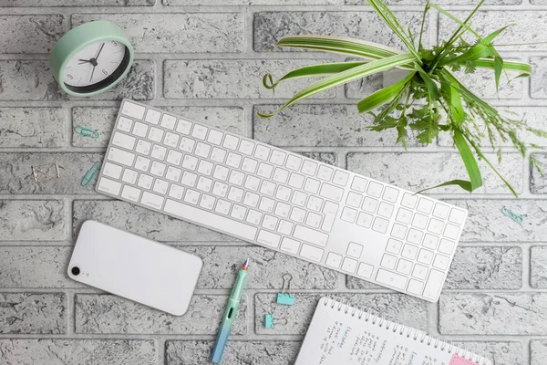 Ovanifrån Kontorsbord Med Tangentbord Gem Vas Med Växt Och Klocka — Stockfoto