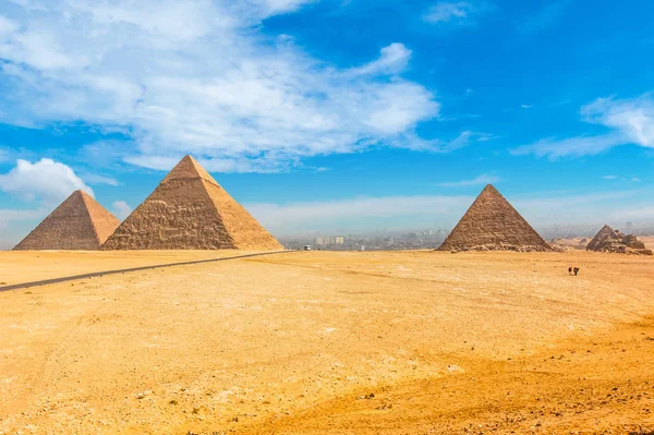 Pirâmides Egípcias Gizé Fundo Cairo Milagre Luz Monumento Arquitectónico Túmulos — Fotografia de Stock