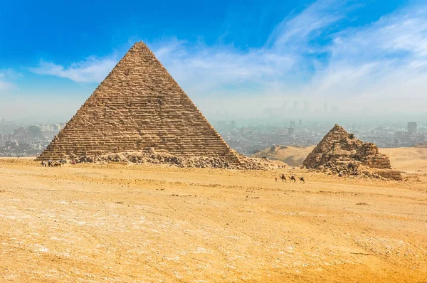 Die Ägyptischen Pyramiden Von Giza Auf Dem Hintergrund Von Kairo — Stockfoto