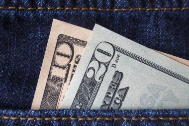 bir kot pantolon cebinde Amerikan Doları