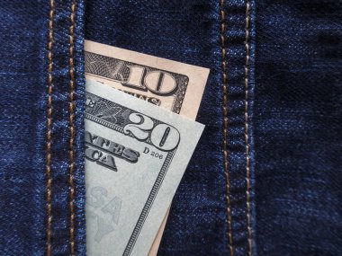 bir kot pantolon cebinde Amerikan Doları