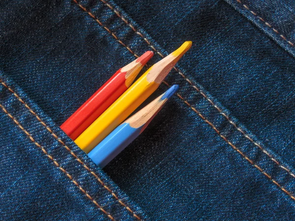 Buntstifte Auf Jeans — Stockfoto