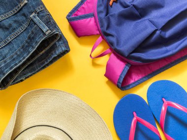 Tatil arka plan seyahat. Flip flop, sırt çantası, kot pantolon, şapka 