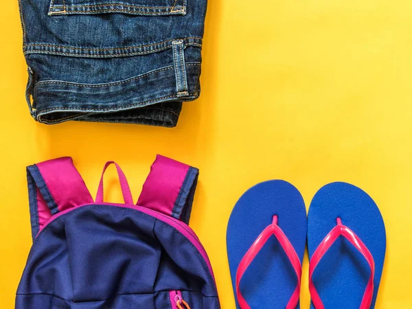 Reise Hintergrund Flipflops Rucksack Jeans Auf Gelbem Hintergrund Flache Lage — Stockfoto