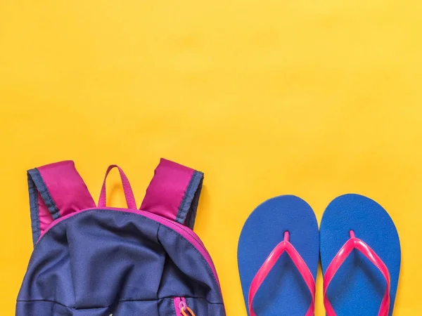 Reise Hintergrund Flip Flops Rucksack Auf Gelbem Hintergrund Flache Lage — Stockfoto