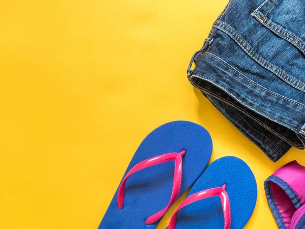 Reise-Hintergrund. Flip-Flops, Rucksack, Jeans — Stockfoto