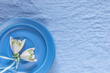 Dekor düğün. Mavi kumaş arka plan üzerinde beyaz seramik çiçekler. Düğün tebrik kartları için şablon