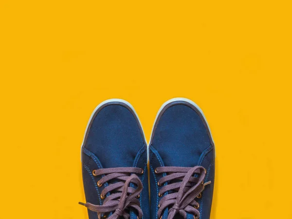 Zapatillas Azules Sobre Fondo Amarillo —  Fotos de Stock