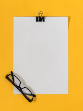 Metin için boş alan sarı zemin üzerine düz yatıyordu siyah iş amaçlı aksesuarları. Üstten görünüm. Kopya alanı.