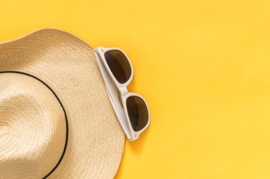 Sarı arkaplanda düz gezgin aksesuarları ve metin için boş alan. Üst düzey seyahat ya da tatil konsepti. Yaz arkaplanı.